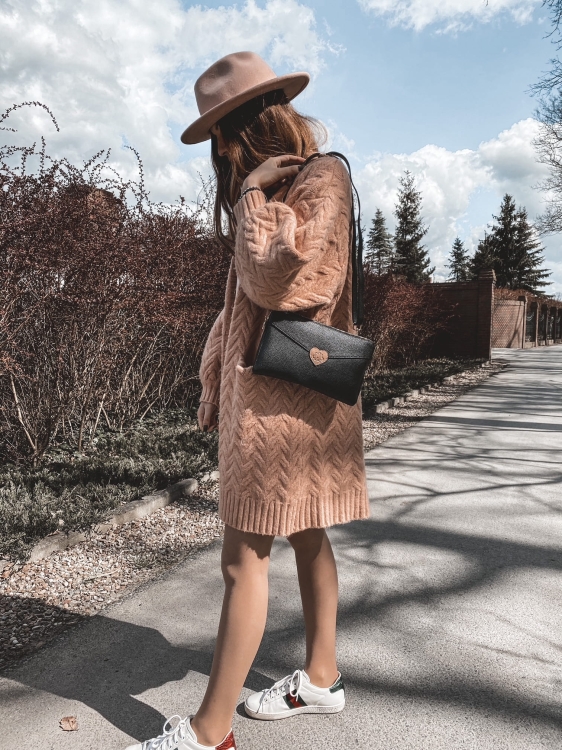 czarna torebka z serdusziem pink.jpg