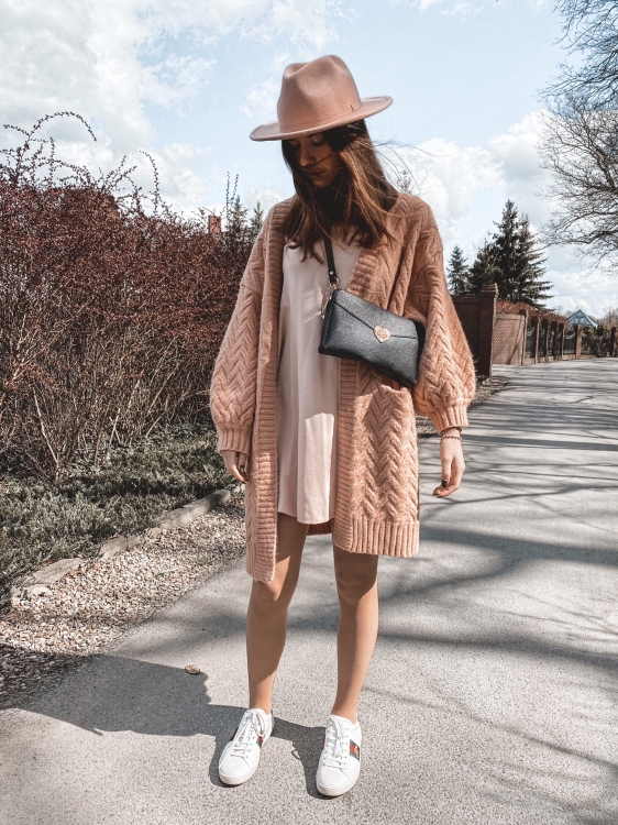 czarna torebka z serduszkiem rozowym_paulinaschaedel.jpg