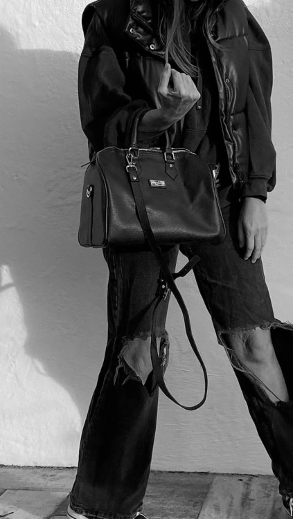 travel medium black.jpg